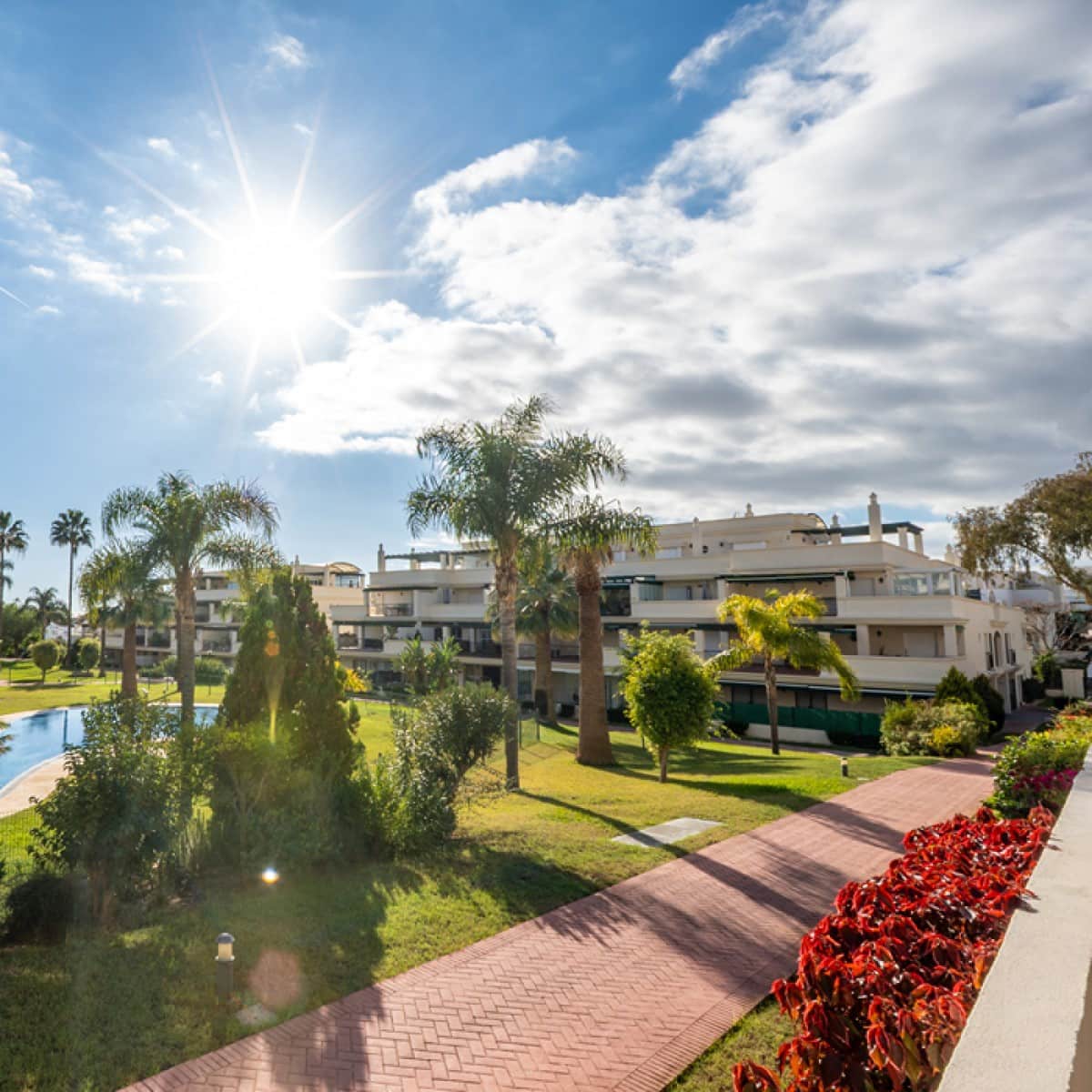 2 soveværelse Lejlighed til salg i Nueva Andalucia med swimmingpool garage - € 689.000 (Ref: 9455947)