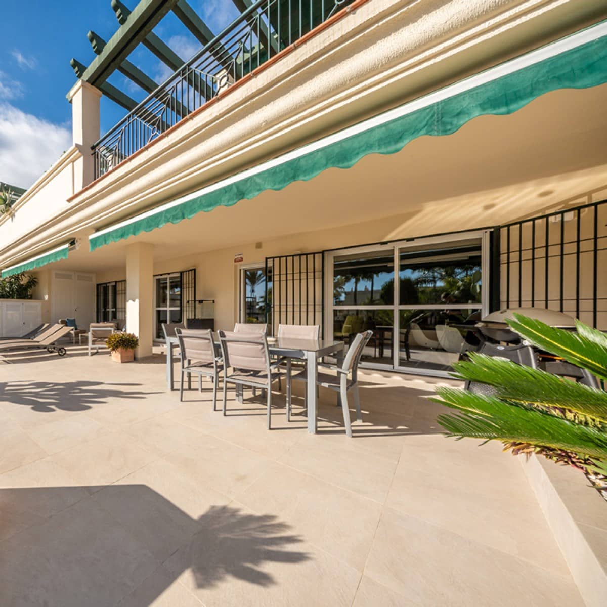 2 soveværelse Lejlighed til salg i Nueva Andalucia med swimmingpool garage - € 689.000 (Ref: 9455947)