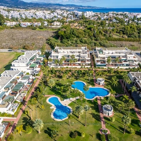 2 soveværelse Lejlighed til salg i Nueva Andalucia, Marbella med swimmingpool garage - € 689.000 (Ref: 9455947)