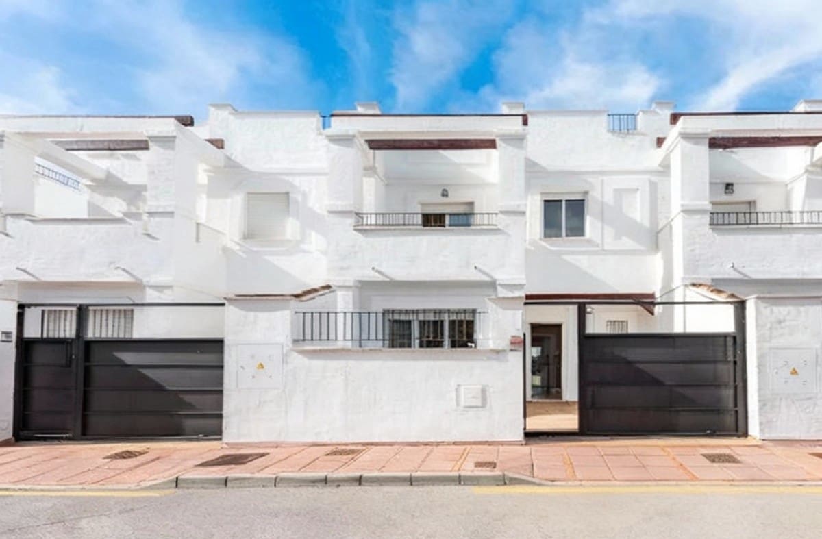 3 bedroom Townhouse for sale in Nueva Andalucia with pool garage - € 589,000 (Ref: 9483432)