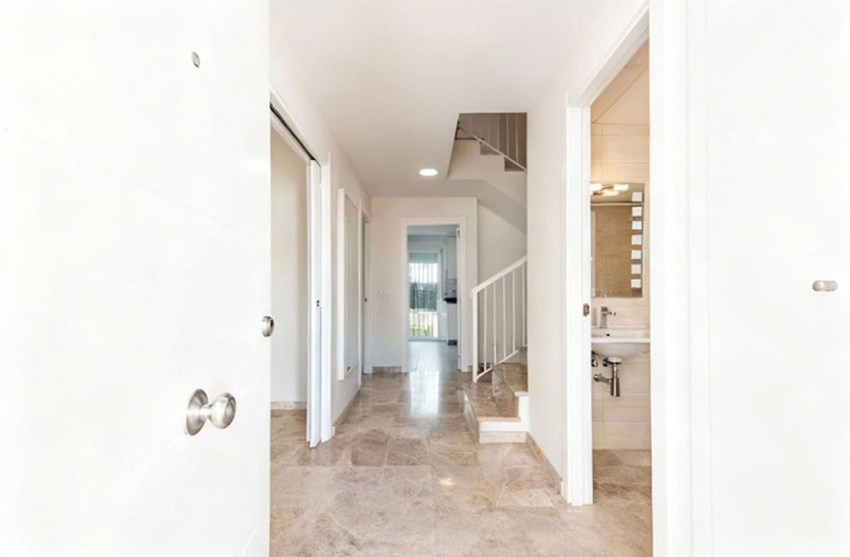 3 bedroom Townhouse for sale in Nueva Andalucia with pool garage - € 589,000 (Ref: 9483432)