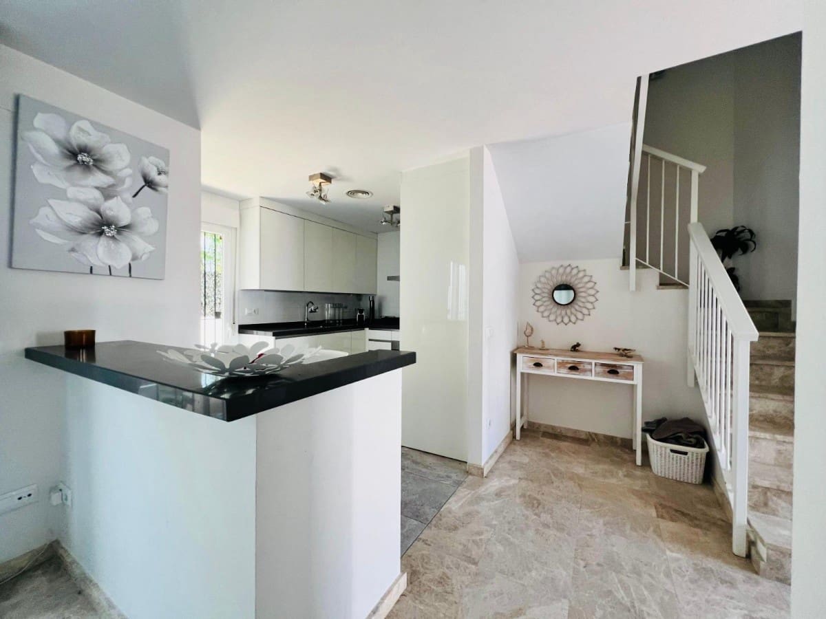 3 bedroom Townhouse for sale in Nueva Andalucia with pool garage - € 585,000 (Ref: 9494318)