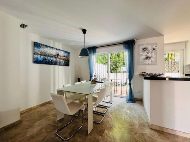 3 sypialnia Dom na sprzedaż w Nueva Andalucia, Marbella z basenem garażem - 585 000 € (Ref: 9494318)