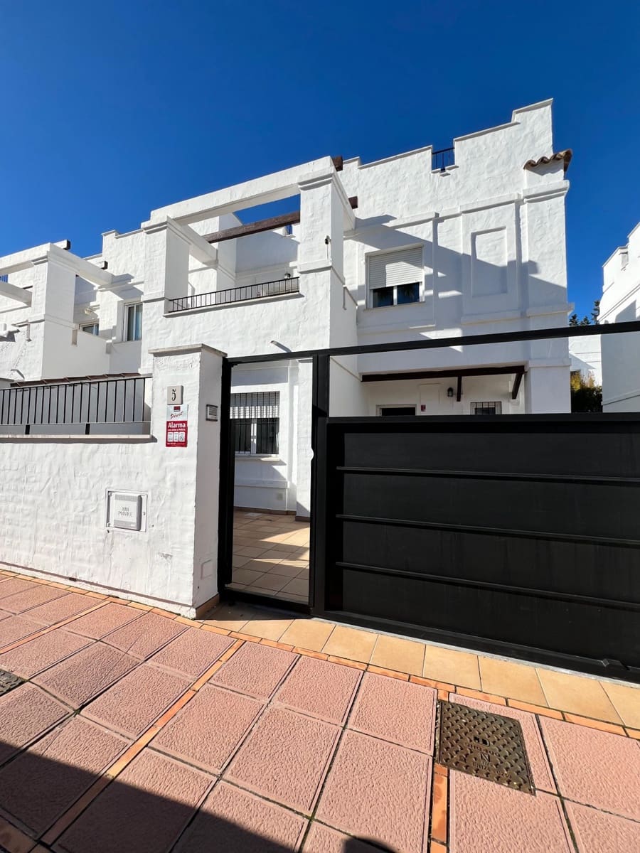 3 bedroom Townhouse for sale in Nueva Andalucia with pool garage - € 585,000 (Ref: 9494318)