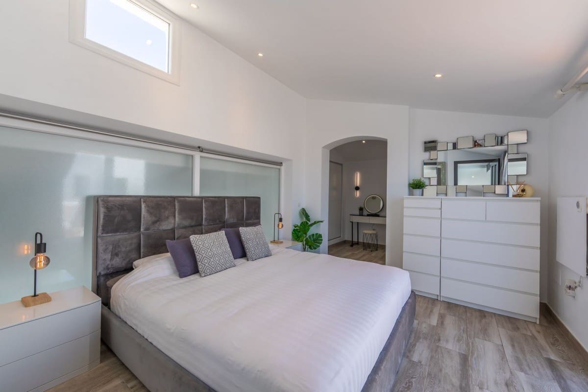 3 soveværelse Villa til salg i Estepona med swimmingpool garage - € 699.000 (Ref: 9494319)