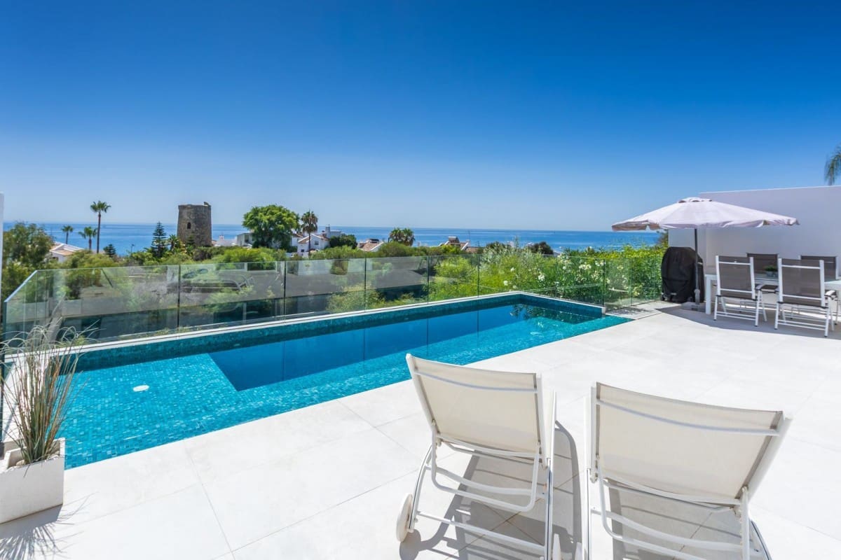 3 soveværelse Villa til salg i Estepona med swimmingpool garage - € 699.000 (Ref: 9494319)