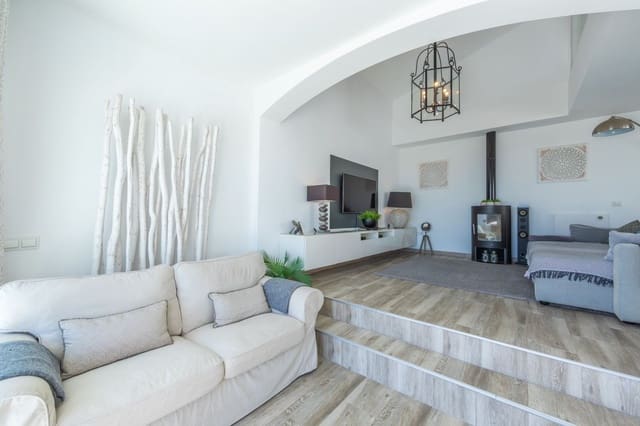 3 soveværelse Villa til salg i Estepona med swimmingpool garage - € 699.000 (Ref: 9494319)