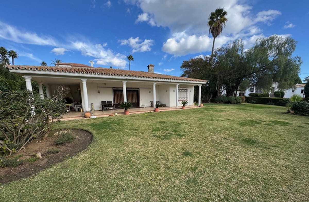 3 soverom Villa til salgs i El Paraiso med svømmebasseng - € 1 375 000 (Ref: 9501928)