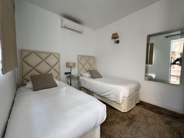 5 soverom Hus til salgs i Nueva Andalucia, Marbella med svømmebasseng garasje - € 725 000 (Ref: 9516000)