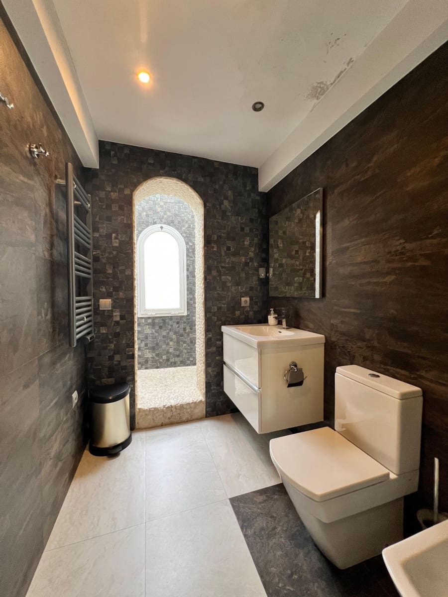 5 soverom Hus til salgs i Nueva Andalucia med svømmebasseng garasje - € 725 000 (Ref: 9516000)