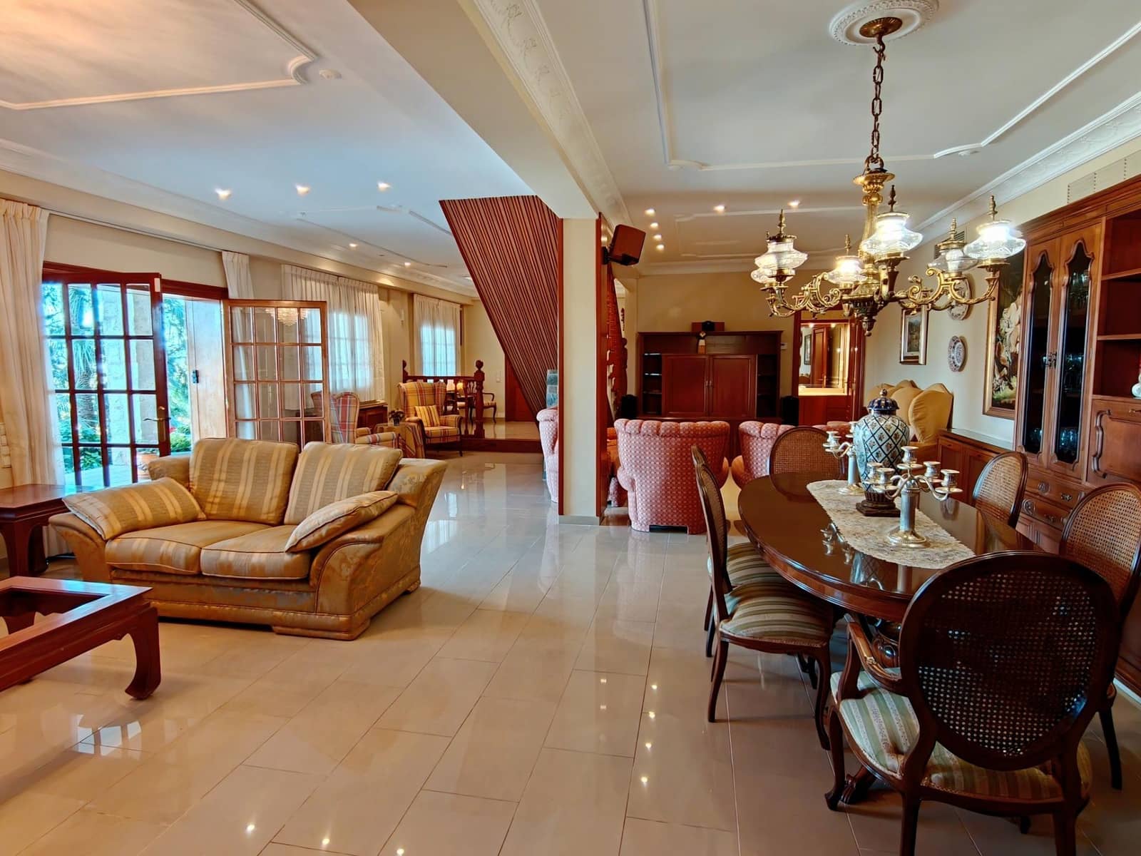 6 Zimmer Villa zu verkaufen in Chiva mit Pool Garage - 775.000 € (Ref: 10109673)