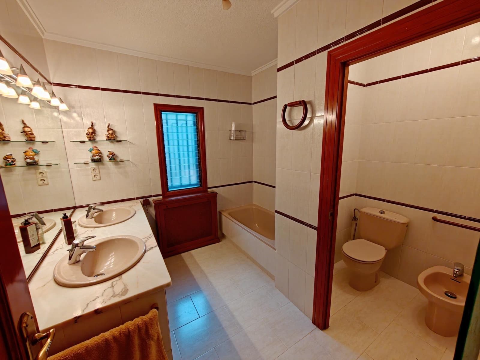 6 Zimmer Villa zu verkaufen in Chiva mit Pool Garage - 775.000 € (Ref: 10109673)