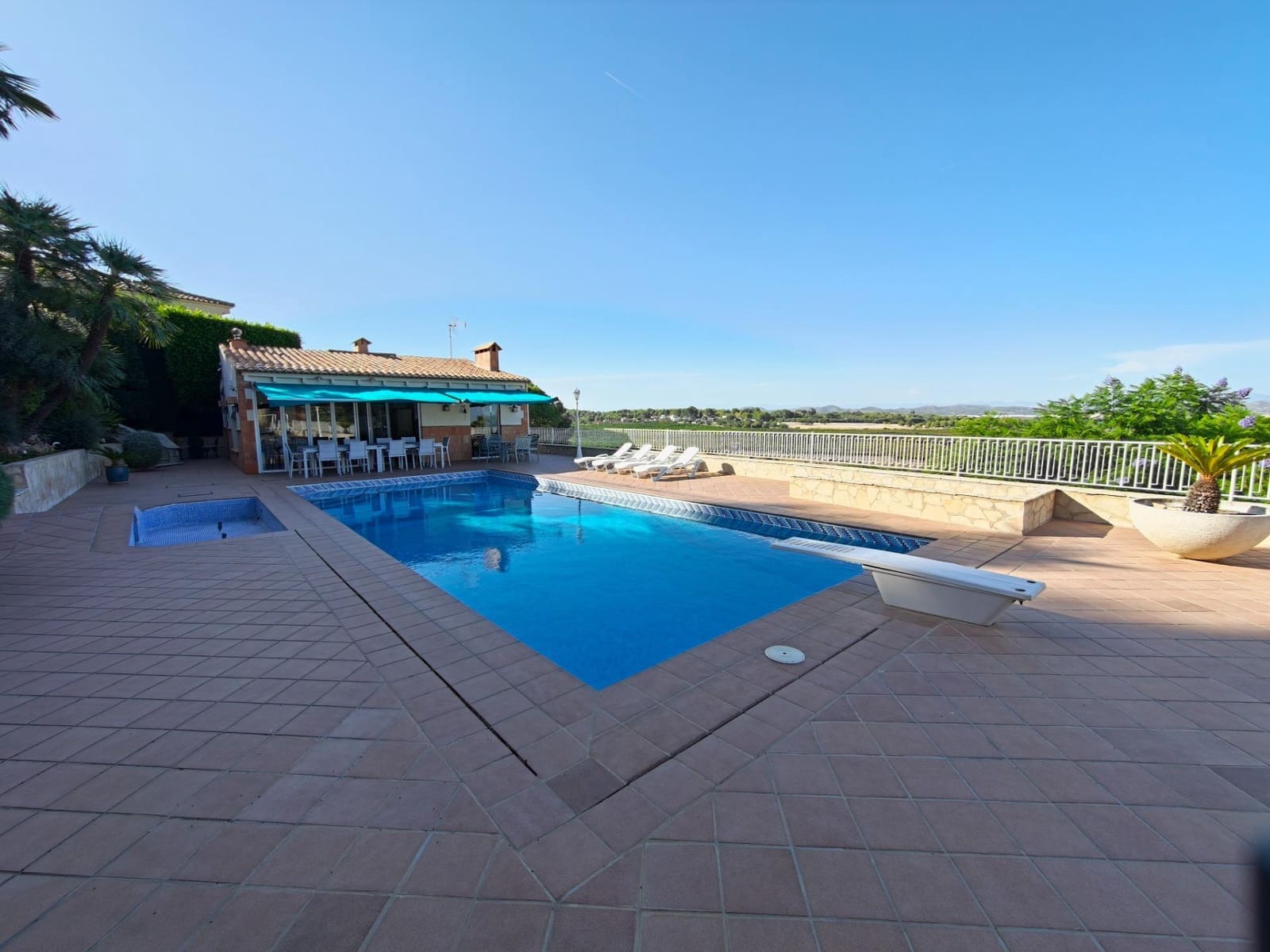 6 Zimmer Villa zu verkaufen in Chiva mit Pool Garage - 775.000 € (Ref: 10109673)