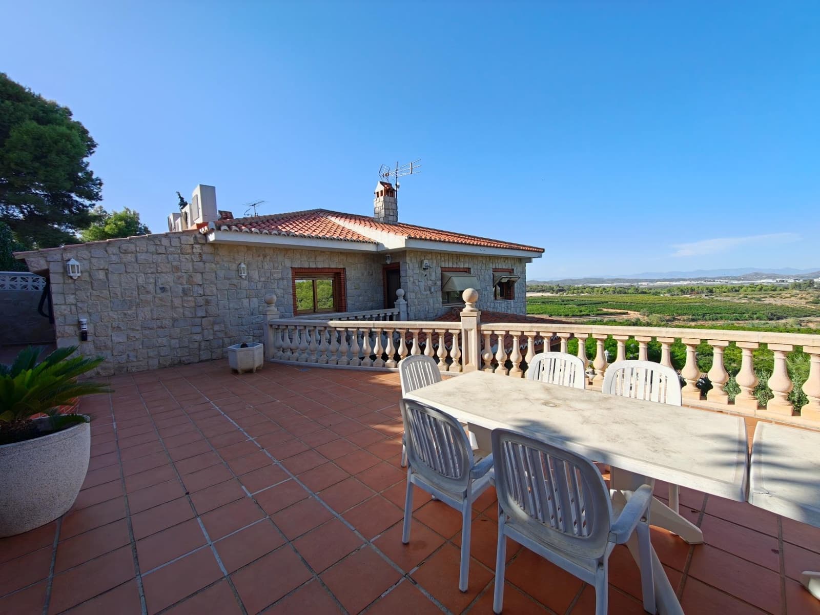 6 Zimmer Villa zu verkaufen in Chiva mit Pool Garage - 775.000 € (Ref: 10109673)