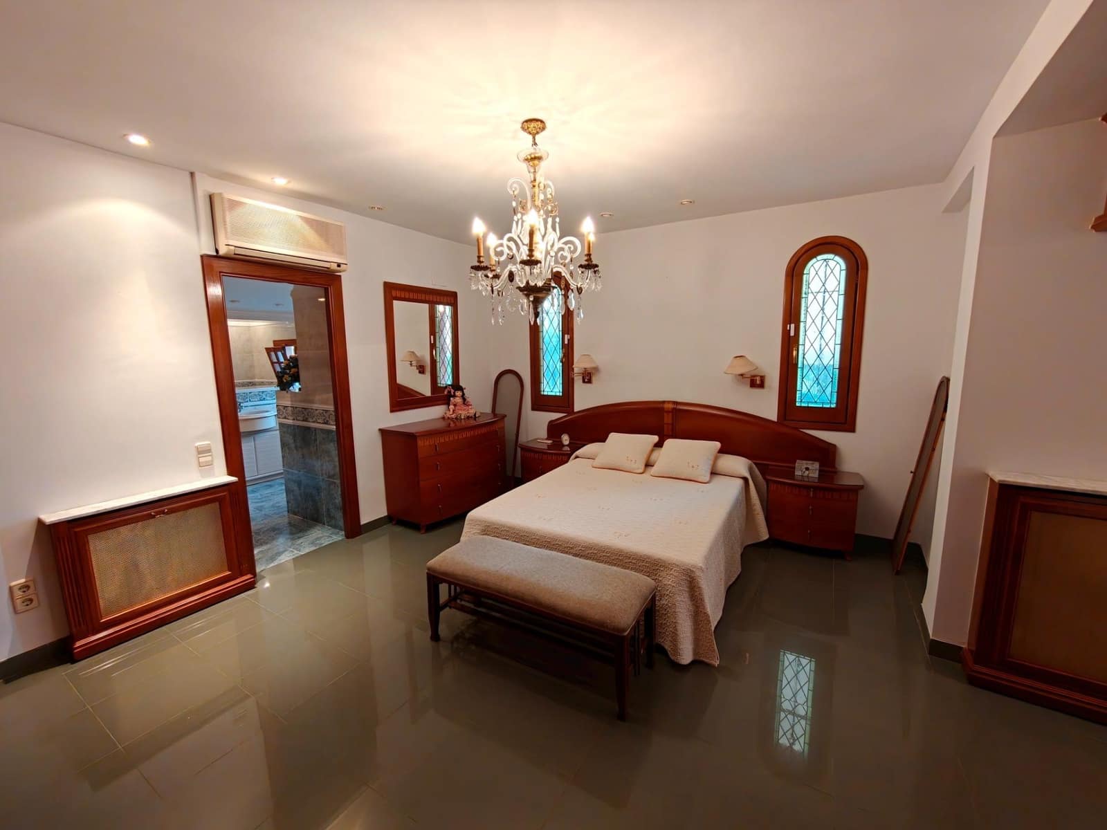 6 Zimmer Villa zu verkaufen in Chiva mit Pool Garage - 775.000 € (Ref: 10109673)