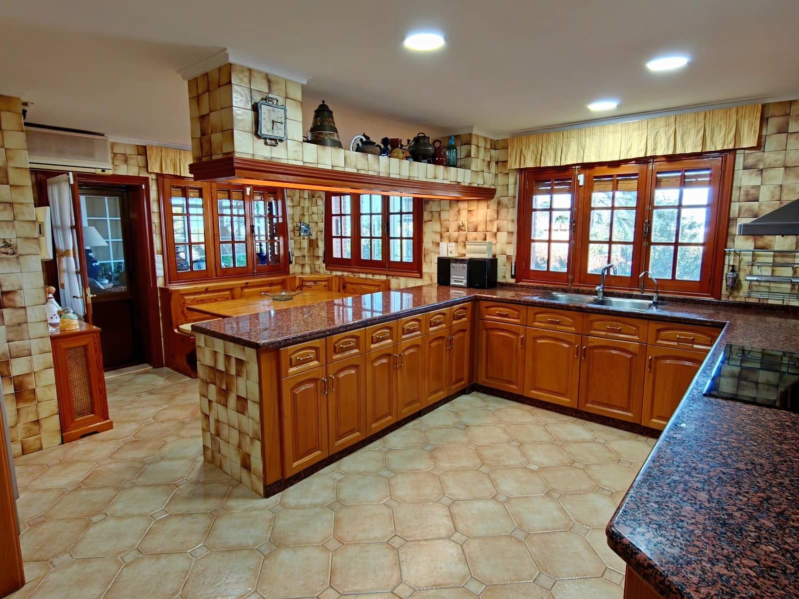 6 Zimmer Villa zu verkaufen in Chiva mit Pool Garage - 775.000 € (Ref: 10109673)