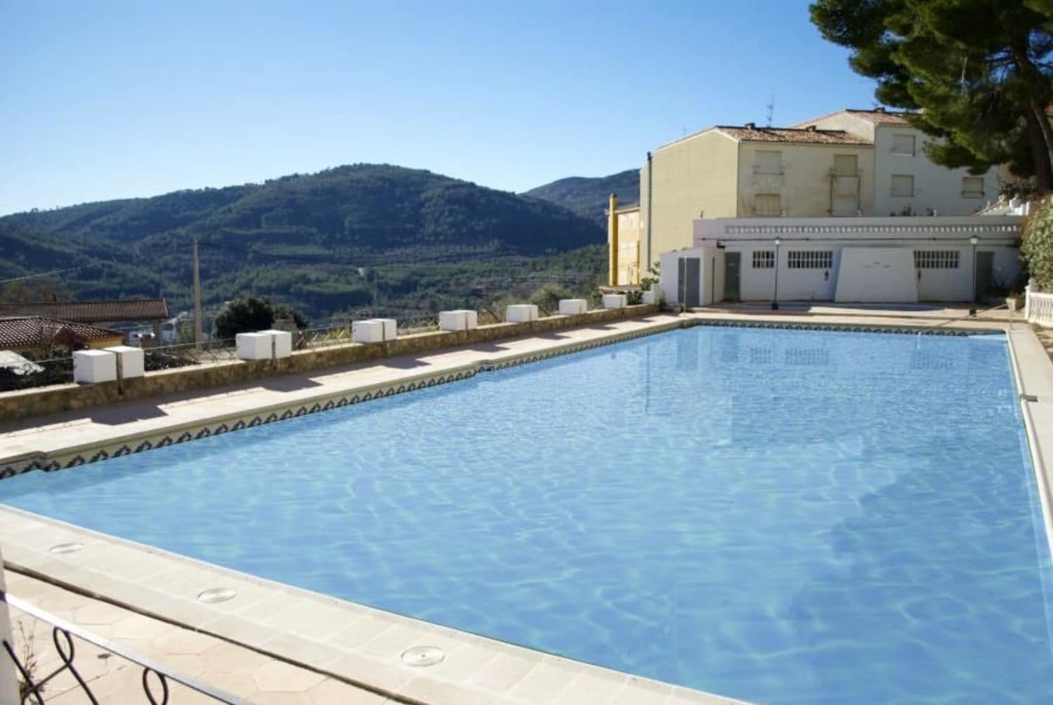 87 soveværelse Hotel til salg i Bejis med swimmingpool - € 800.000 (Ref: 8421571)