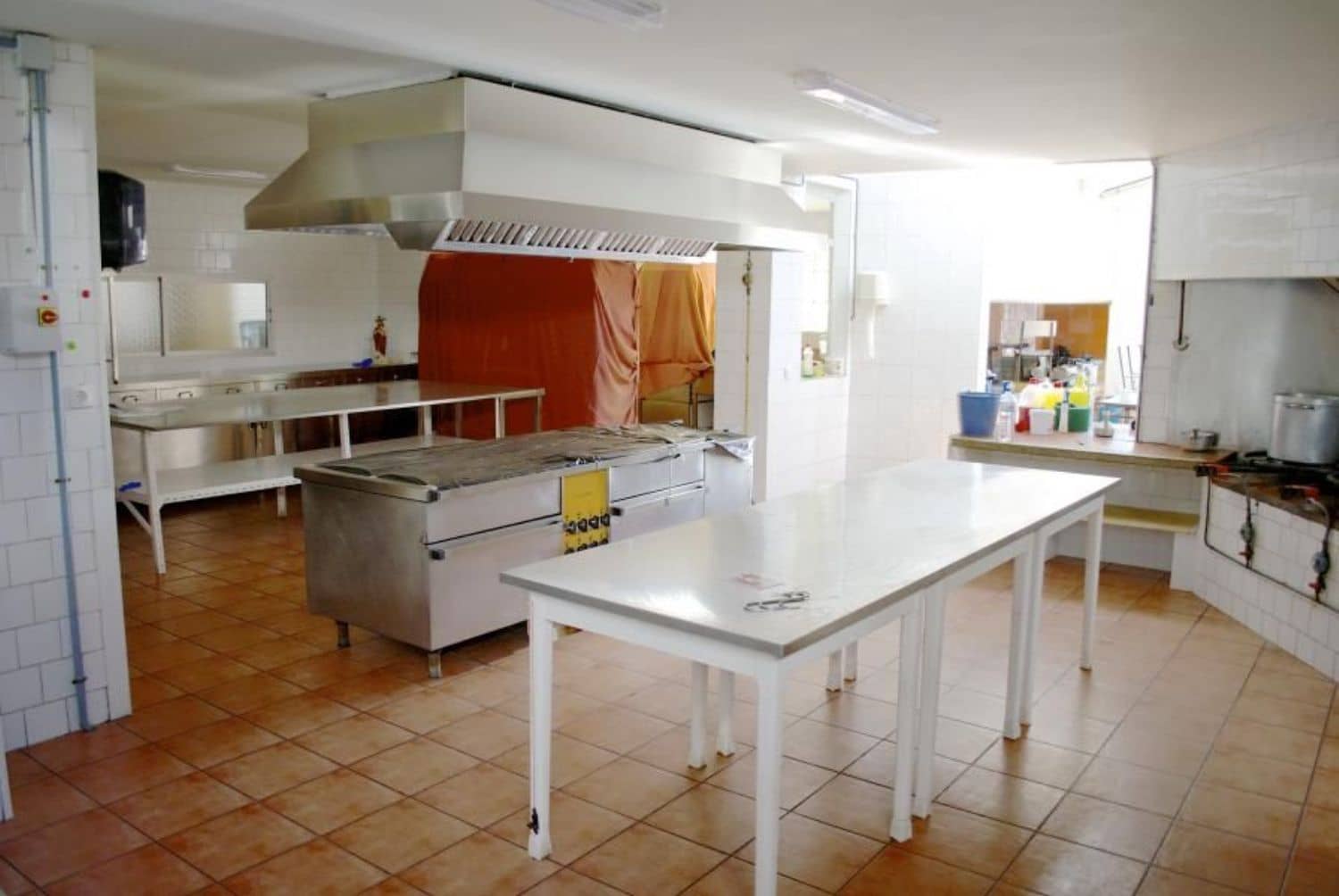 87 soveværelse Hotel til salg i Bejis med swimmingpool - € 800.000 (Ref: 8421571)