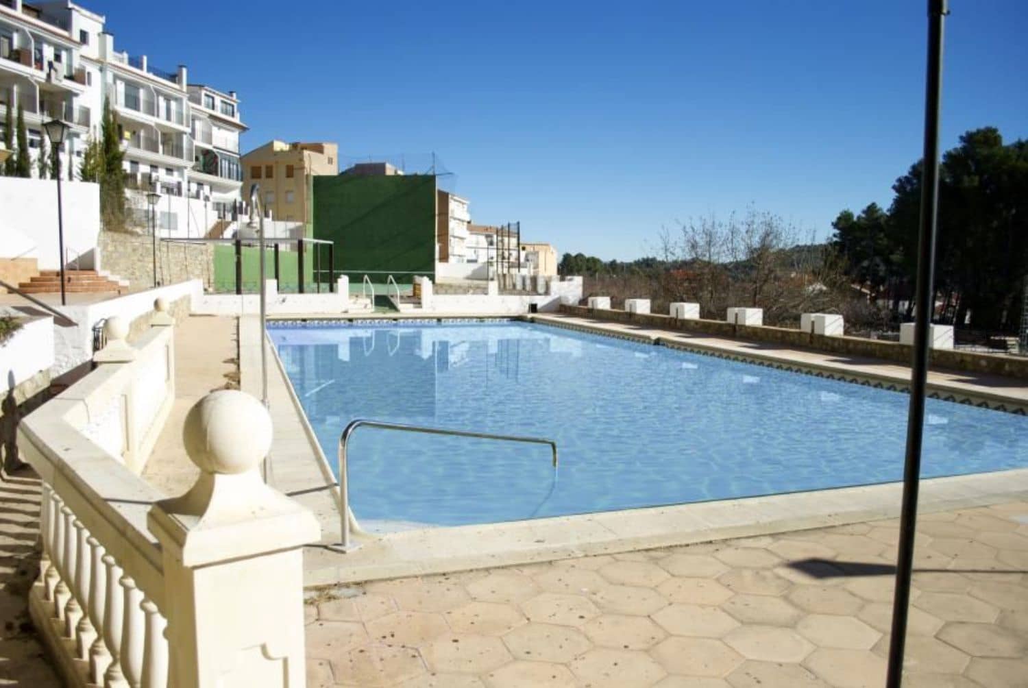 87 soveværelse Hotel til salg i Bejis med swimmingpool - € 800.000 (Ref: 8421571)