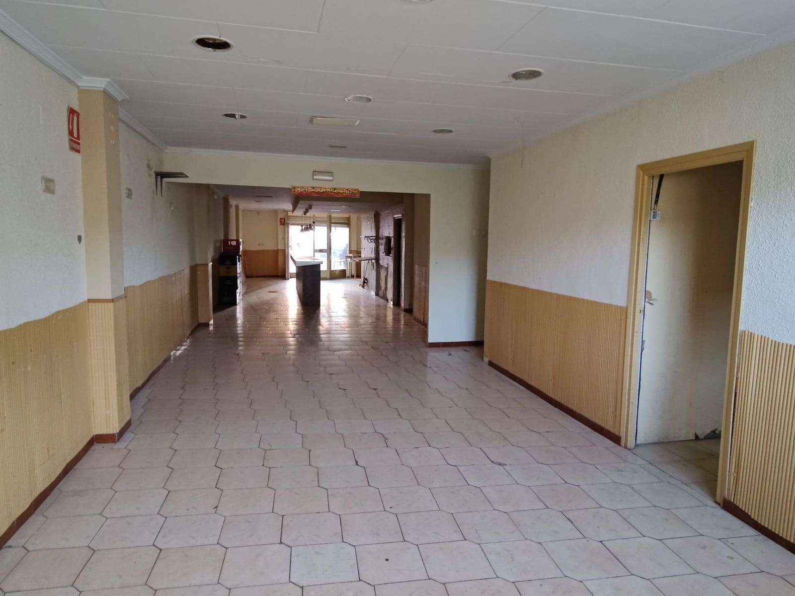 Erhverv til salg i Bunol - € 120.000 (Ref: 8514745)