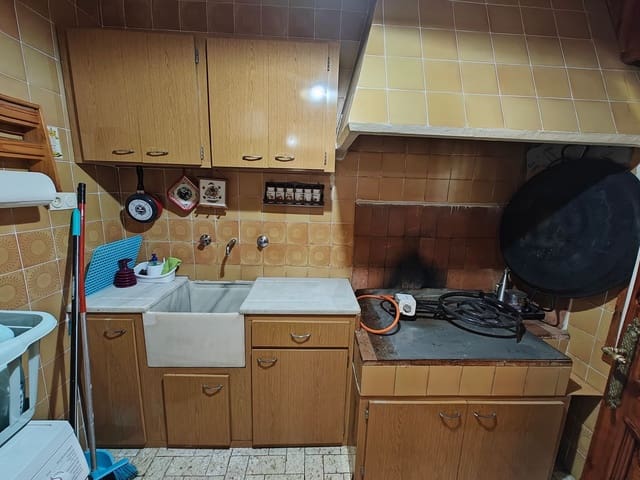 5 bedroom Villa for sale in Macastre with pool garage - € 340,000 (Ref: 8551192)