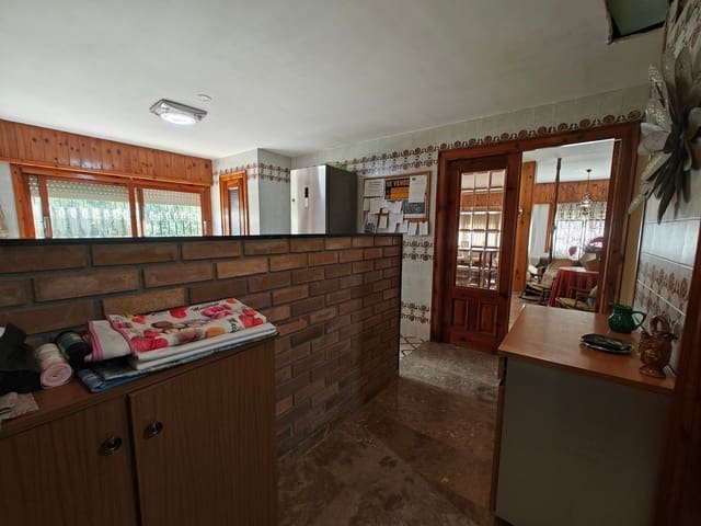 5 bedroom Villa for sale in Macastre with pool garage - € 340,000 (Ref: 8551192)