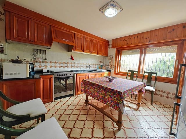 5 bedroom Villa for sale in Macastre with pool garage - € 340,000 (Ref: 8551192)