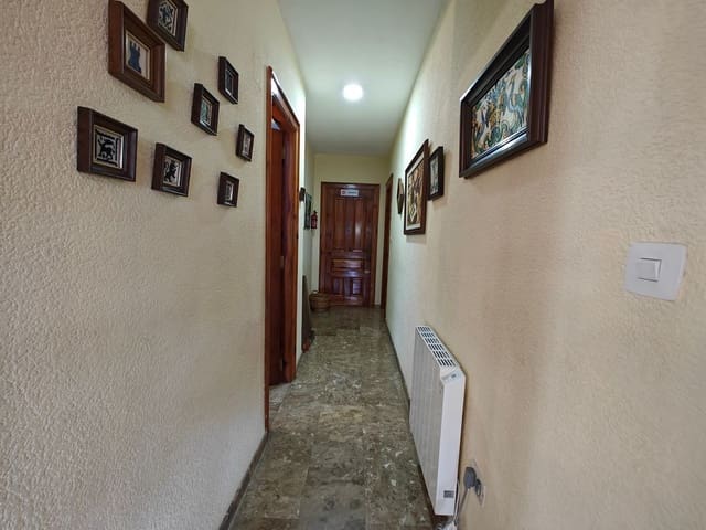 5 bedroom Villa for sale in Macastre with pool garage - € 340,000 (Ref: 8551192)