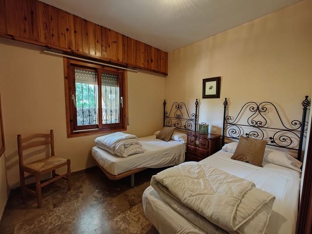 5 bedroom Villa for sale in Macastre with pool garage - € 340,000 (Ref: 8551192)