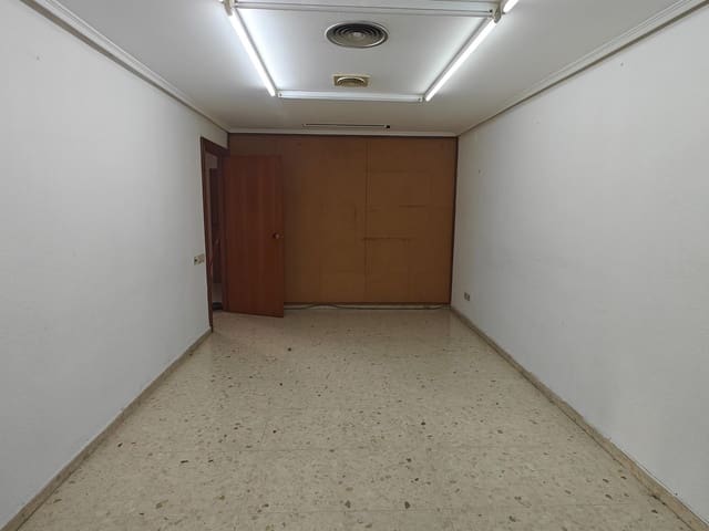 Kommersiell til leie i Buñol - € 750 (Ref: 8584237)