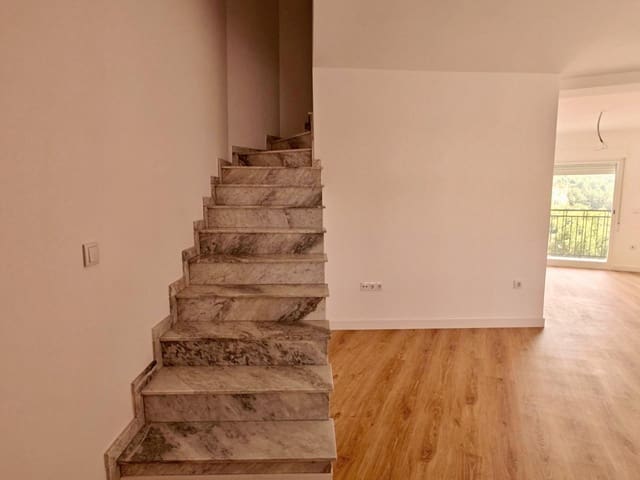 4 soveværelse Rækkehus til salg i Buñol med garage - € 305.000 (Ref: 8913173)