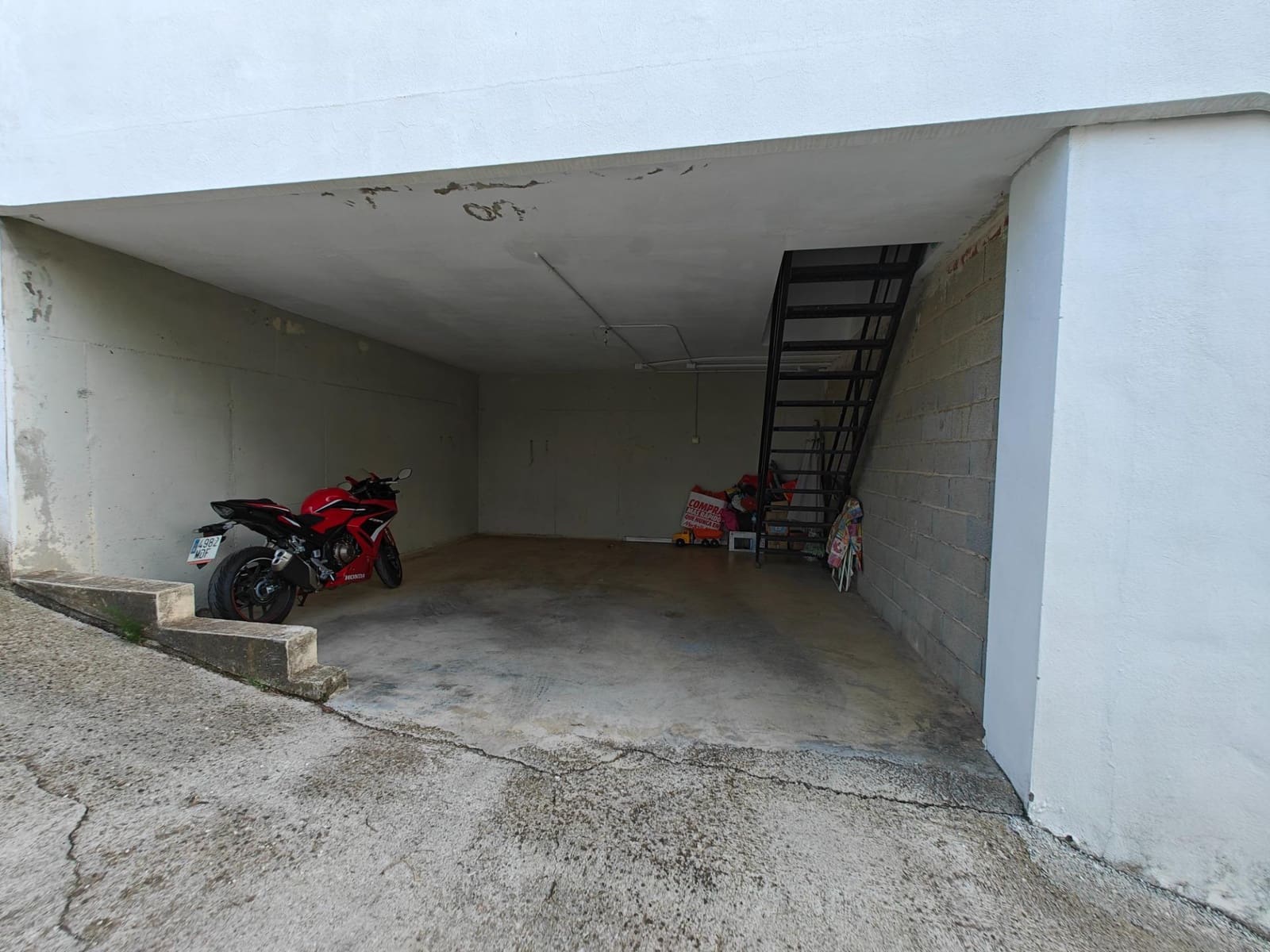 2 soveværelse Rækkehus til salg i Alborache med swimmingpool garage - € 135.000 (Ref: 9410895)