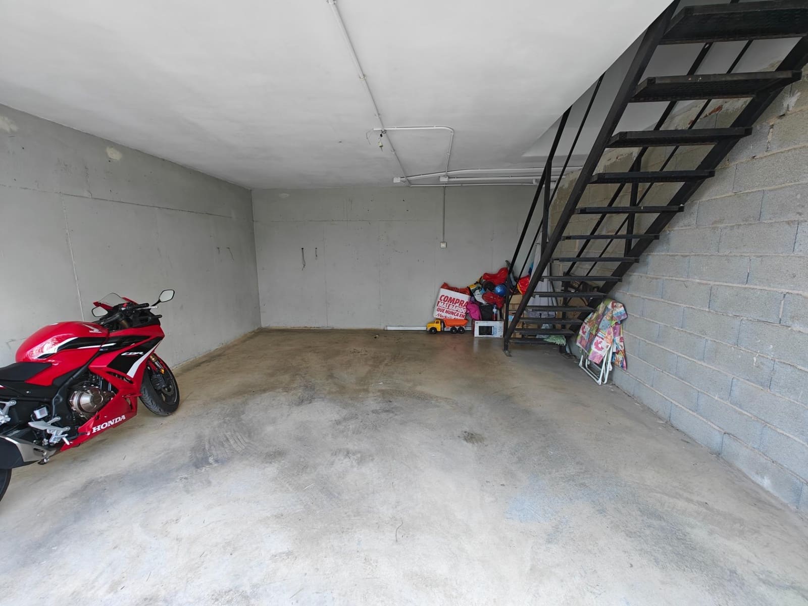 2 soveværelse Rækkehus til salg i Alborache med swimmingpool garage - € 135.000 (Ref: 9410895)