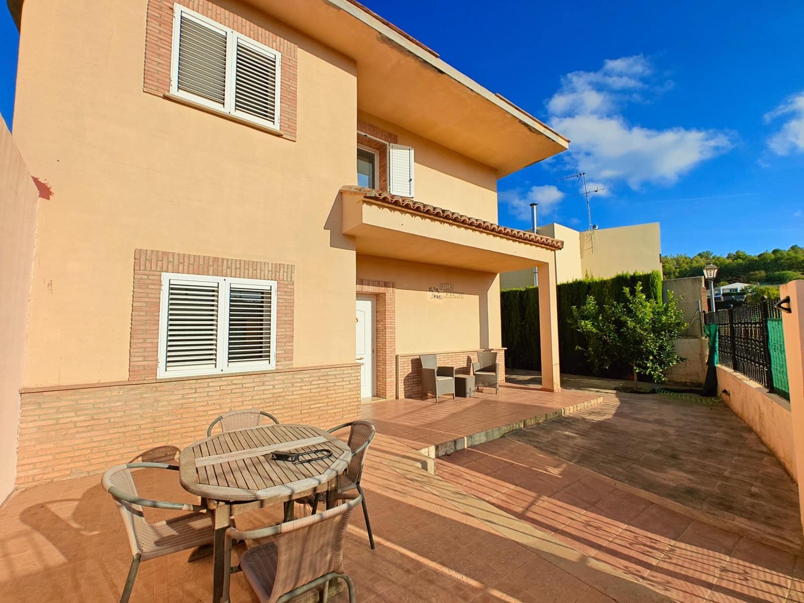 5 bedroom Villa for sale in Macastre with garage - € 350,000 (Ref: 9415826)