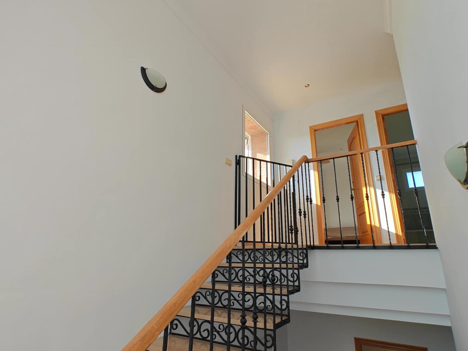 5 bedroom Villa for sale in Macastre with garage - € 350,000 (Ref: 9415826)