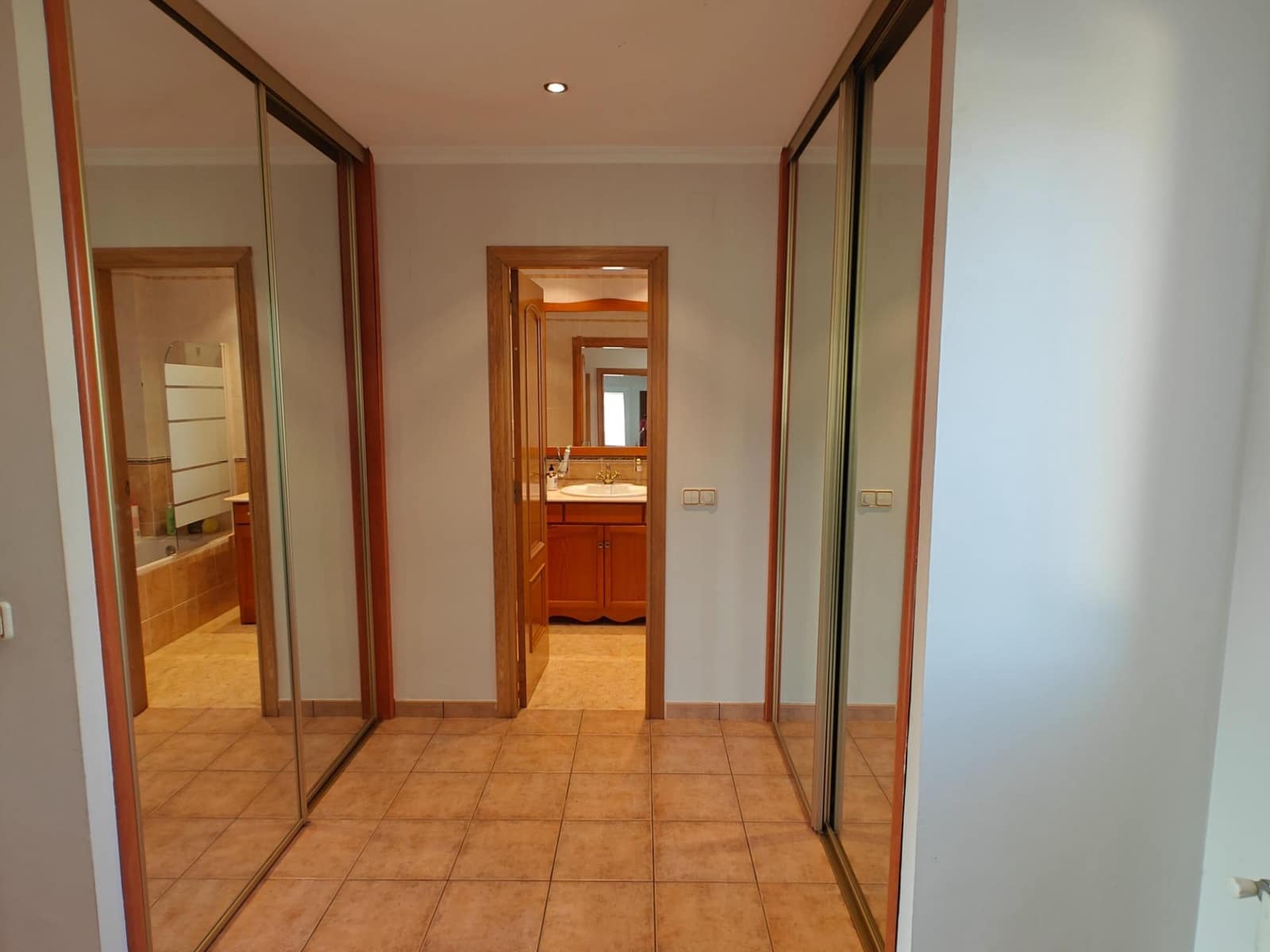 5 bedroom Villa for sale in Macastre with garage - € 350,000 (Ref: 9415826)