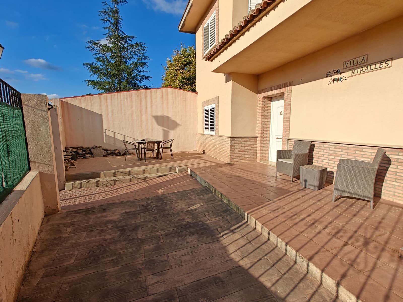 5 bedroom Villa for sale in Macastre with garage - € 350,000 (Ref: 9415826)