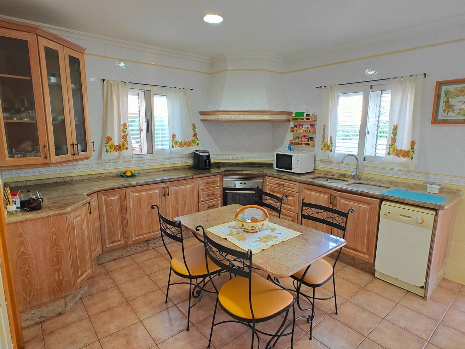 5 bedroom Villa for sale in Macastre with garage - € 350,000 (Ref: 9415826)