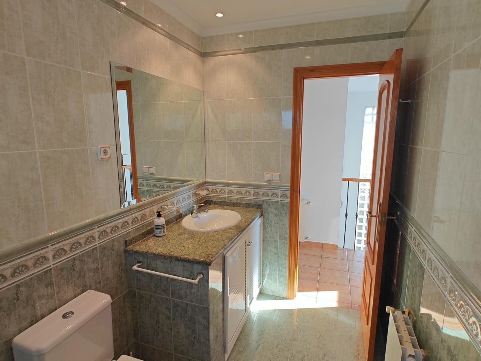 5 bedroom Villa for sale in Macastre with garage - € 350,000 (Ref: 9415826)