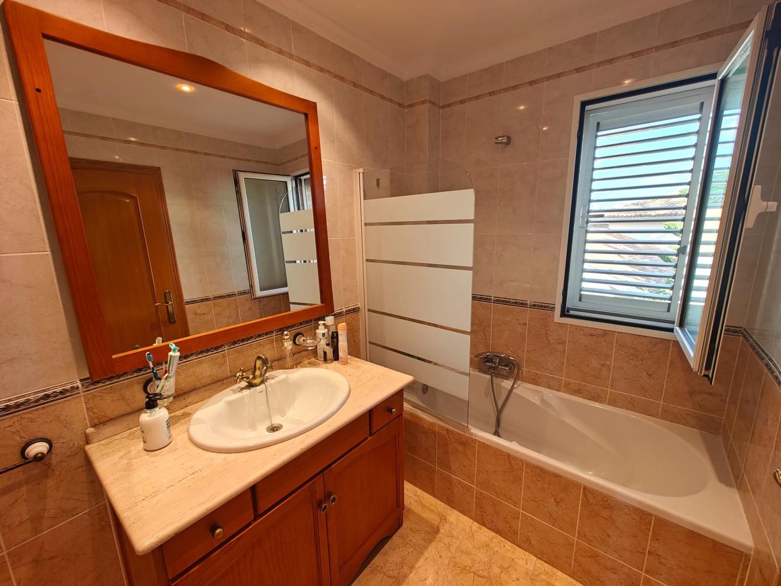 5 bedroom Villa for sale in Macastre with garage - € 350,000 (Ref: 9415826)