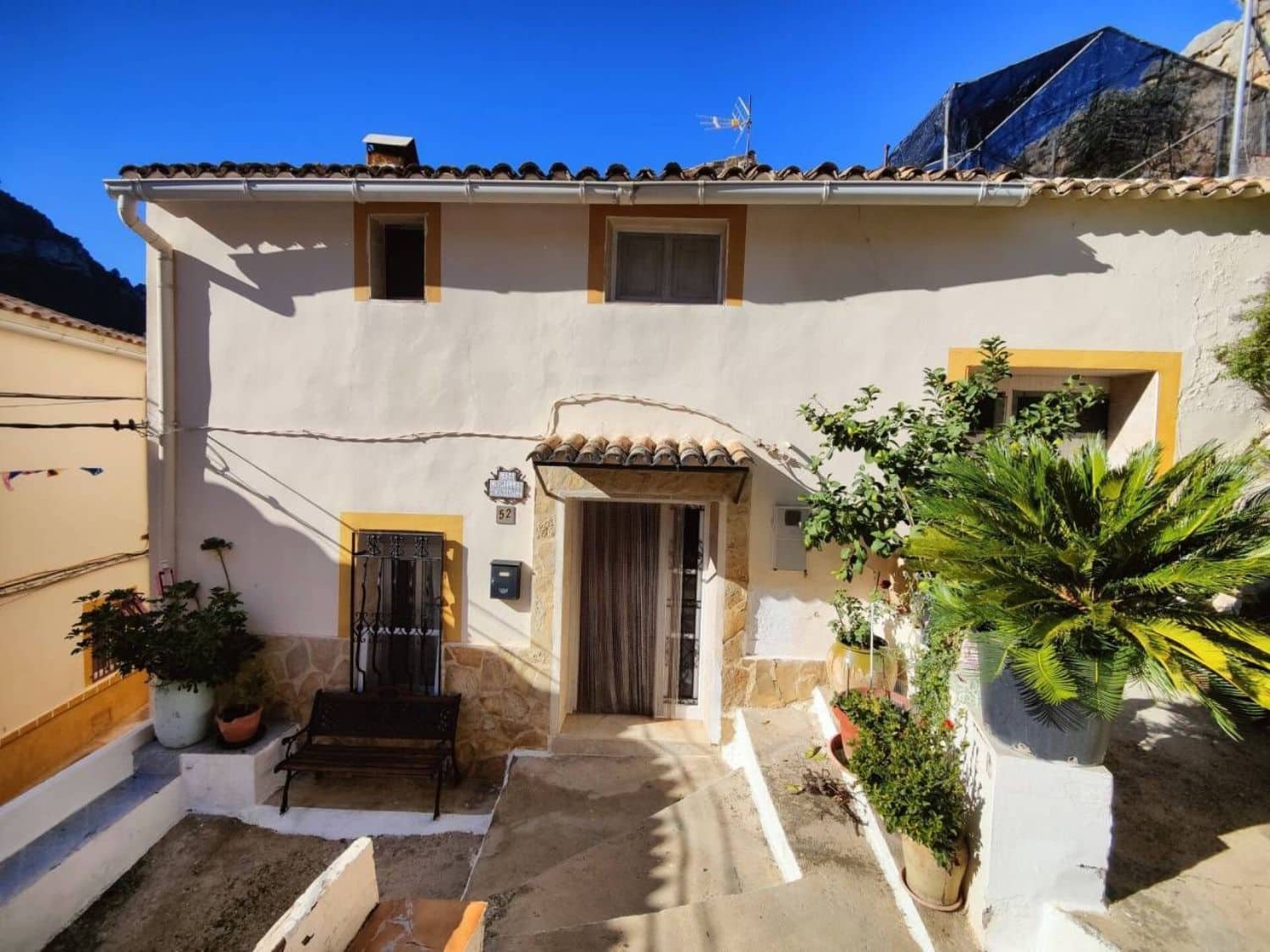 Chalet de 6 habitaciones en Cortes de Pallás en venta - 100.000 € (Ref: 9637493)