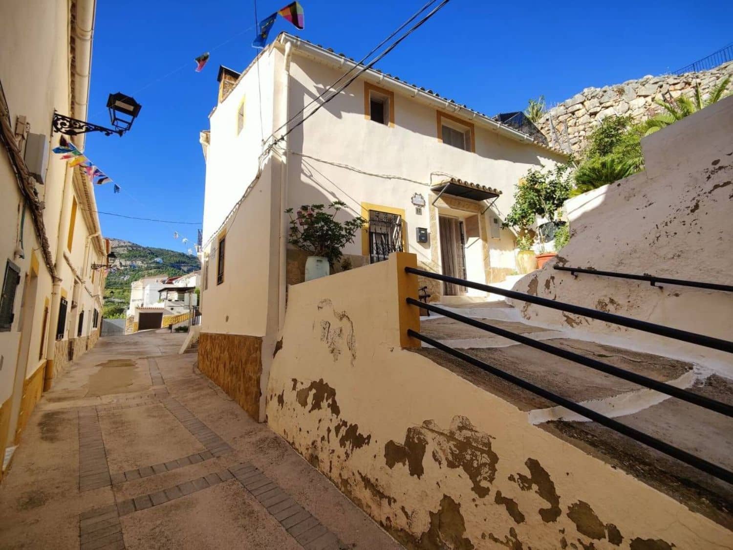 Chalet de 6 habitaciones en Cortes de Pallás en venta - 100.000 € (Ref: 9637493)