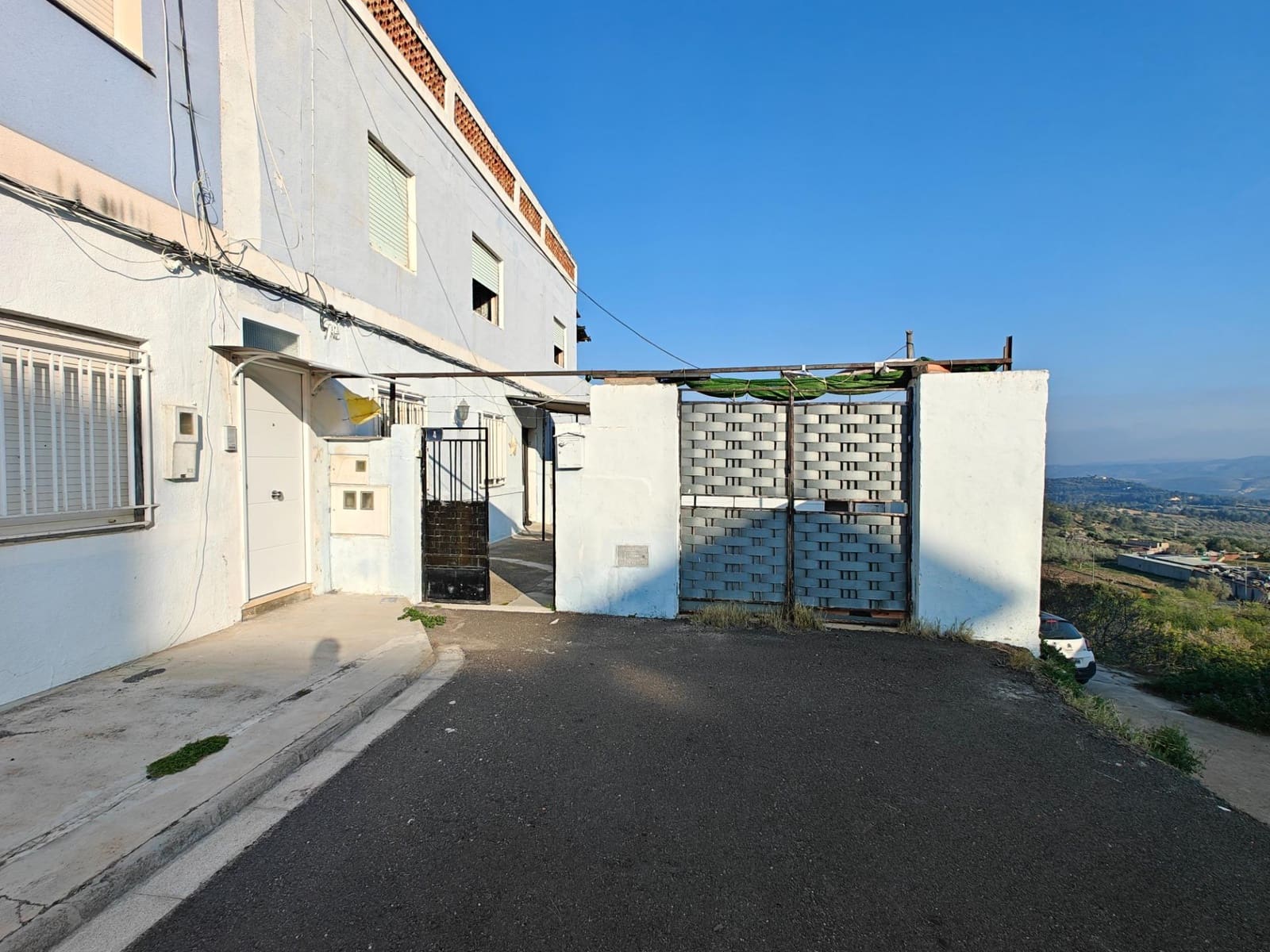 4 bedroom Flat for sale in Yatova - € 105,000 (Ref: 9656008)