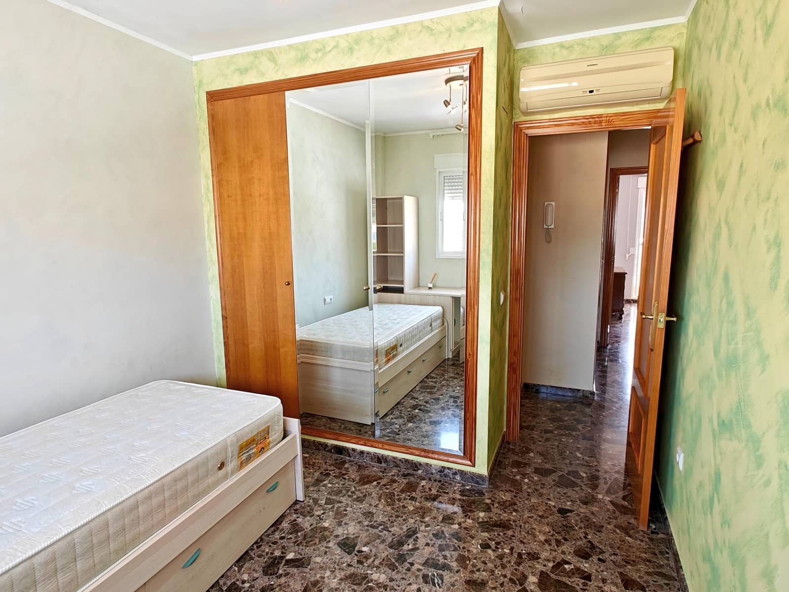 4 makuuhuone Rivitalo myytävänä paikassa Yatova mukana 
autotalli - 245 000 € (Ref: 9758895)