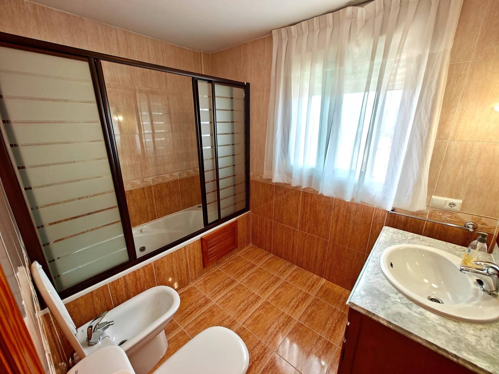 4 makuuhuone Rivitalo myytävänä paikassa Yatova mukana 
autotalli - 245 000 € (Ref: 9758895)