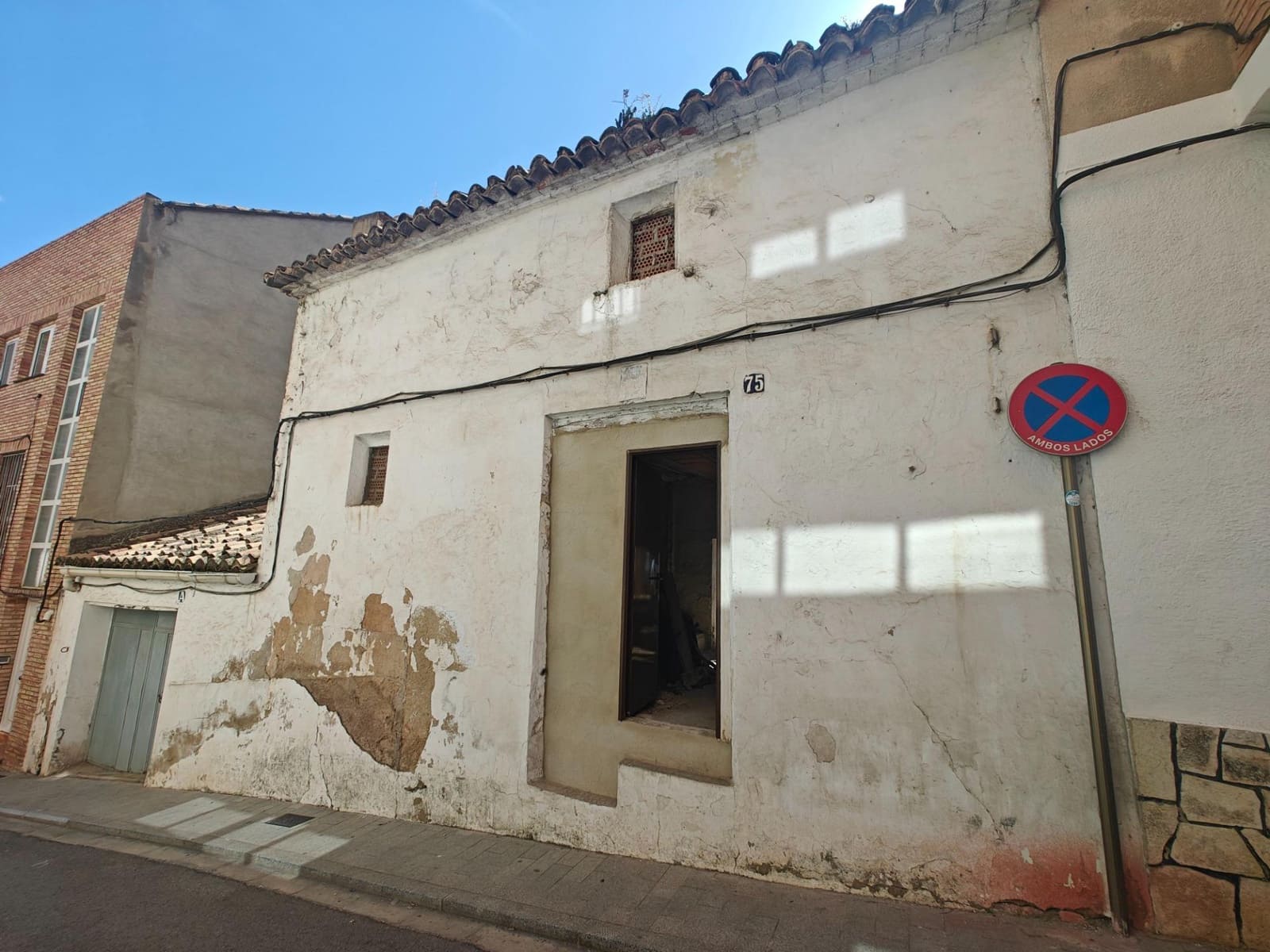 3 bedroom Townhouse for sale in Bunol with garage - € 95,000 (Ref: 9860042)