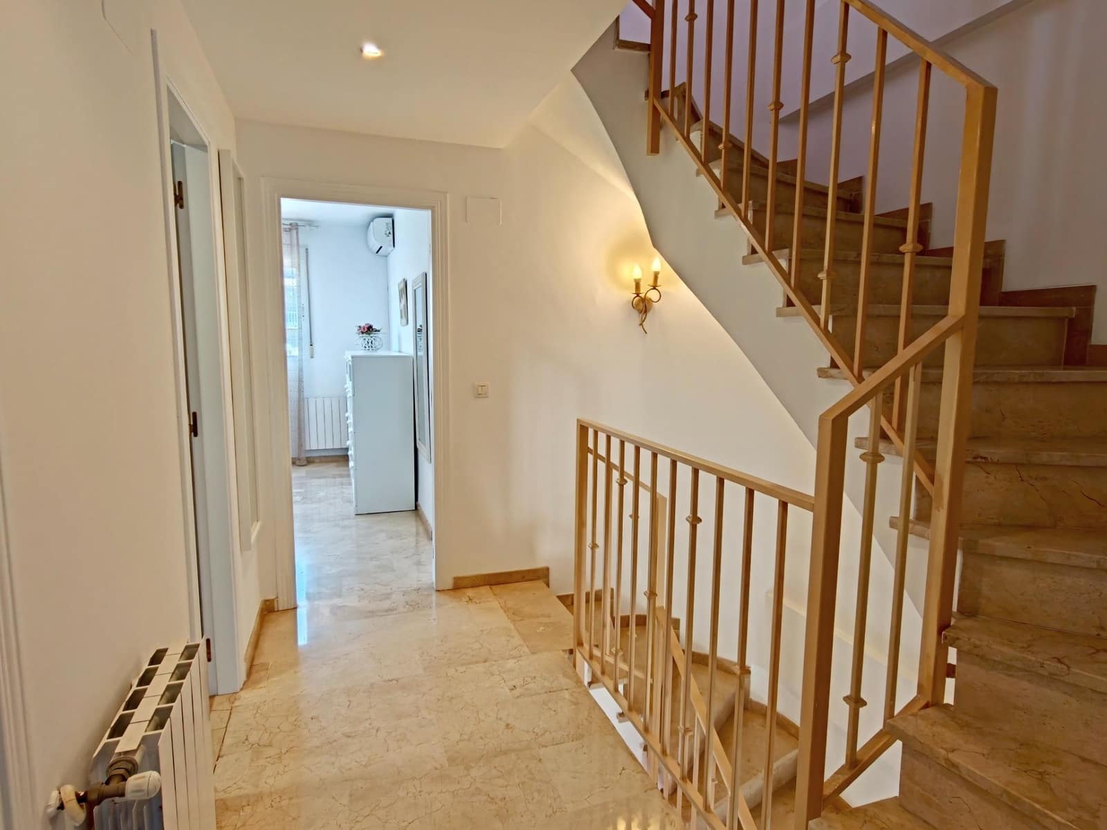 4 soverom Rekkehus til salgs i San Antonio de Benageber med svømmebasseng garasje - € 499 000 (Ref: 9910976)