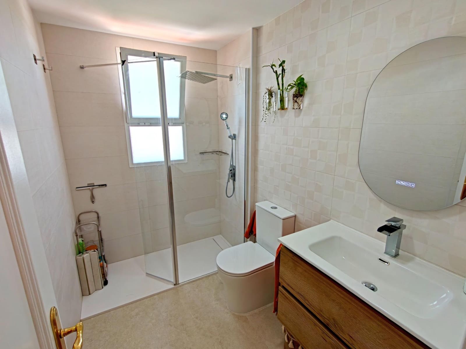 4 soverom Rekkehus til salgs i San Antonio de Benageber med svømmebasseng garasje - € 499 000 (Ref: 9910976)
