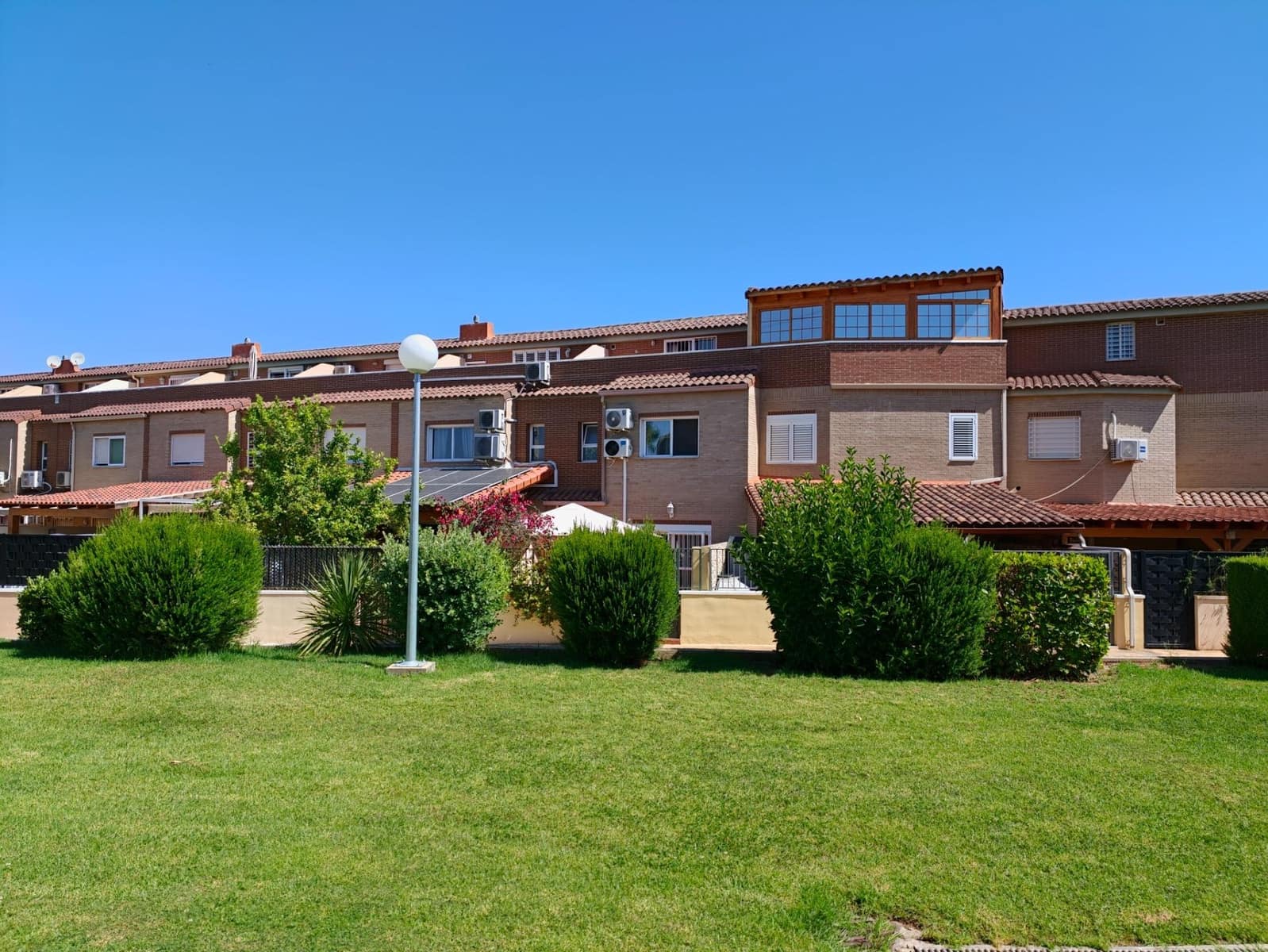 4 soverom Rekkehus til salgs i San Antonio de Benageber med svømmebasseng garasje - € 499 000 (Ref: 9910976)
