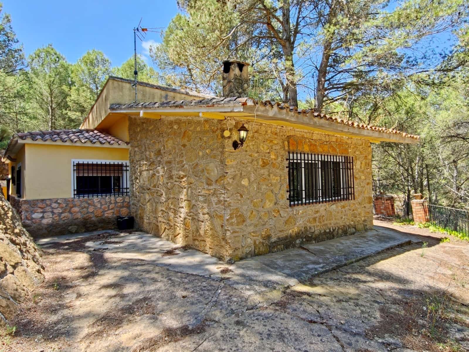 4 bedroom Villa for sale in Bunol - € 120,000 (Ref: 9939905)